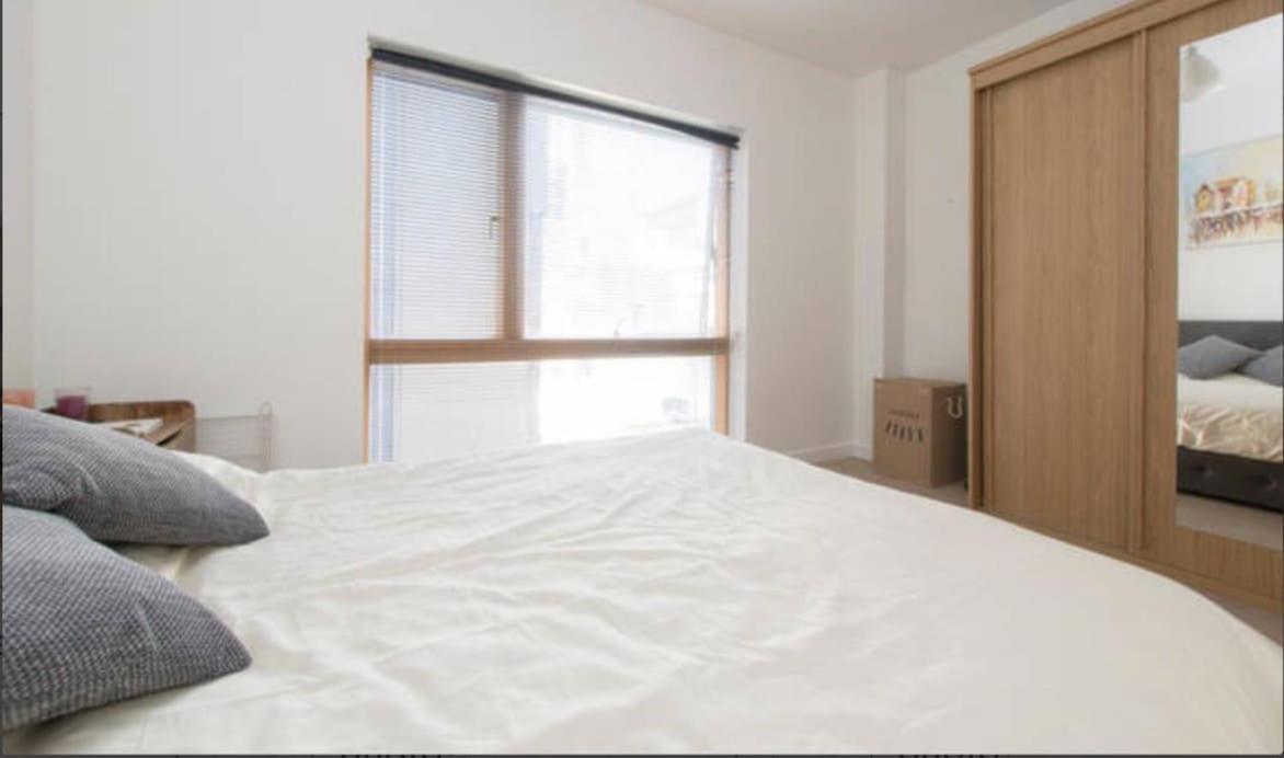 Appartamento Sunny For 4 Guests, Self Check In Londra