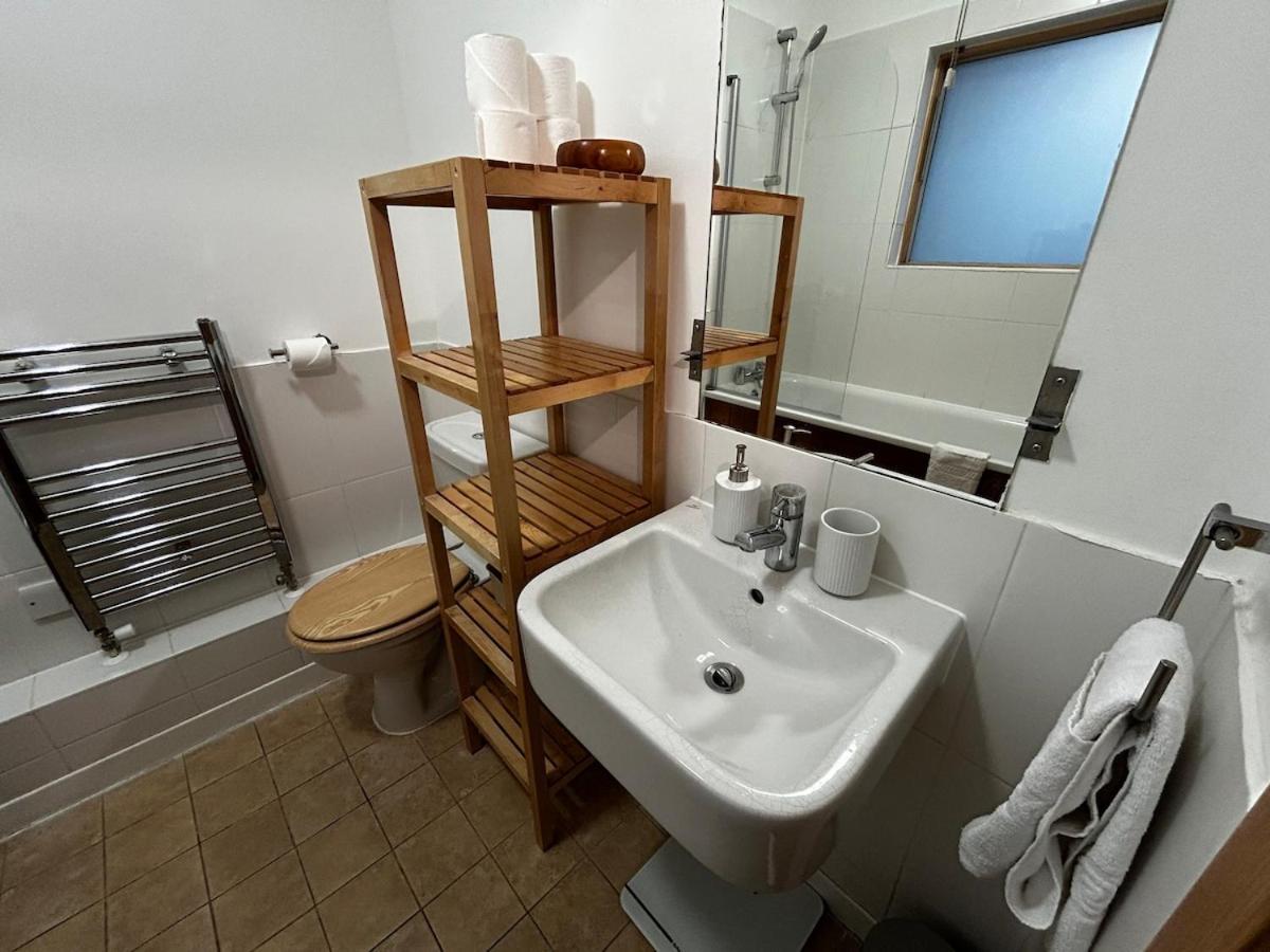 Sunny For 4 Guests, Self Check In * Londra